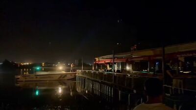 Fırat Nehri'nde panik: Halatı kopan duba restoran sürüklendi