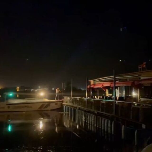 Fırat Nehri'nde panik: Halatı kopan duba restoran sürüklendi