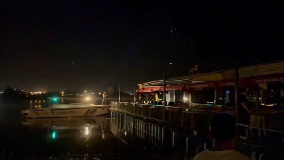 Fırat Nehri'nde panik: Halatı kopan duba restoran sürüklendi