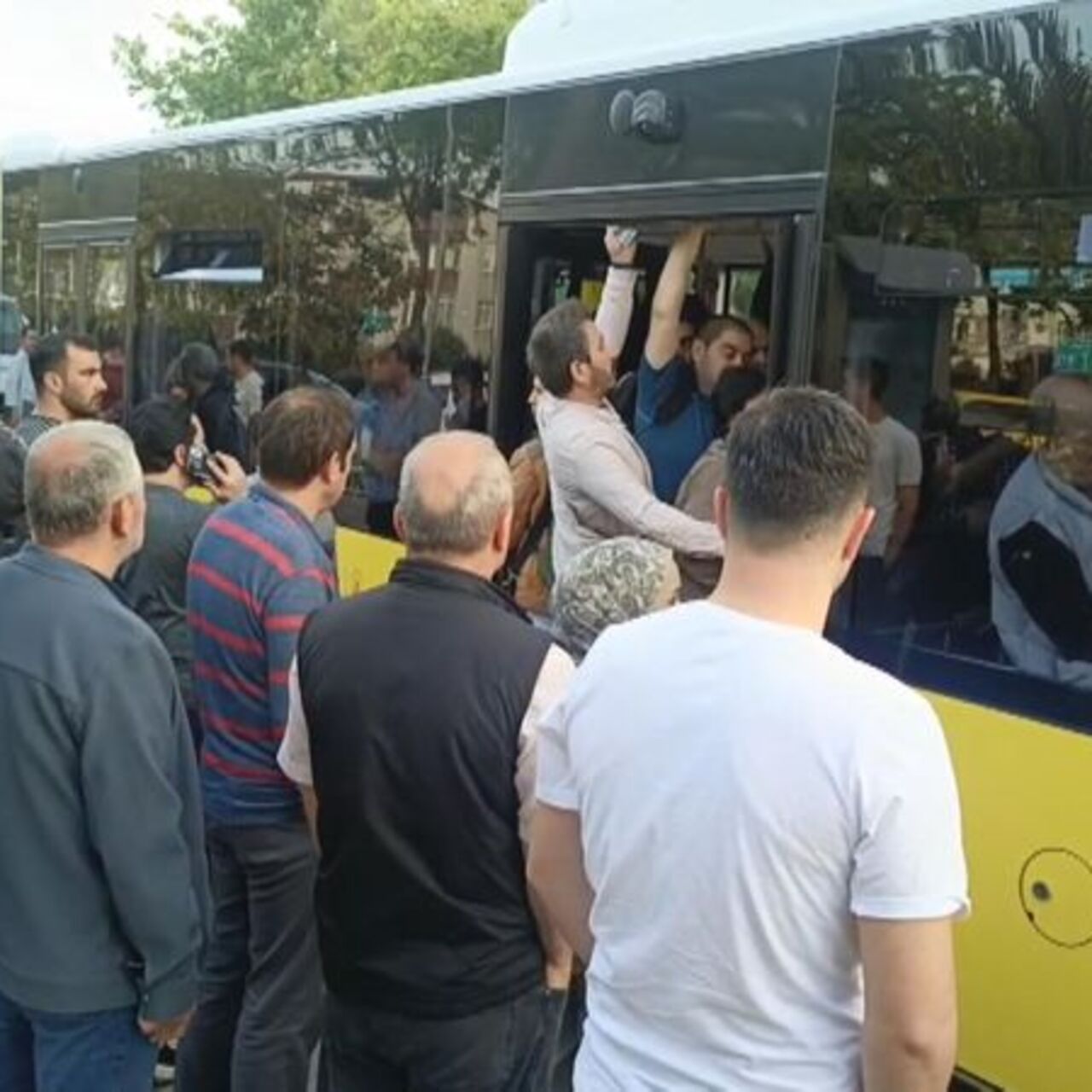 İstanbul'da özel halk otobüsleri kontak kapattı