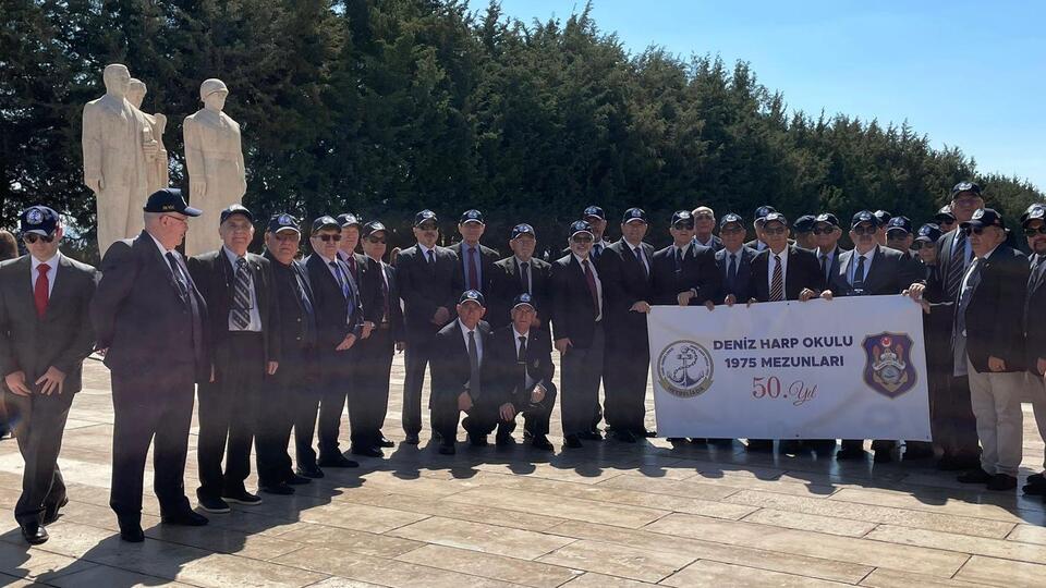 Deniz Harp Okulu 1975 mezunları, 50. yılda Atatürk'ün huzurunda