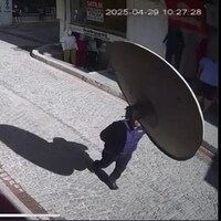 Yolda yürürken üzerine çanak anten düştü!
