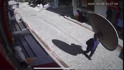 Yolda yürürken üzerine çanak anten düştü!