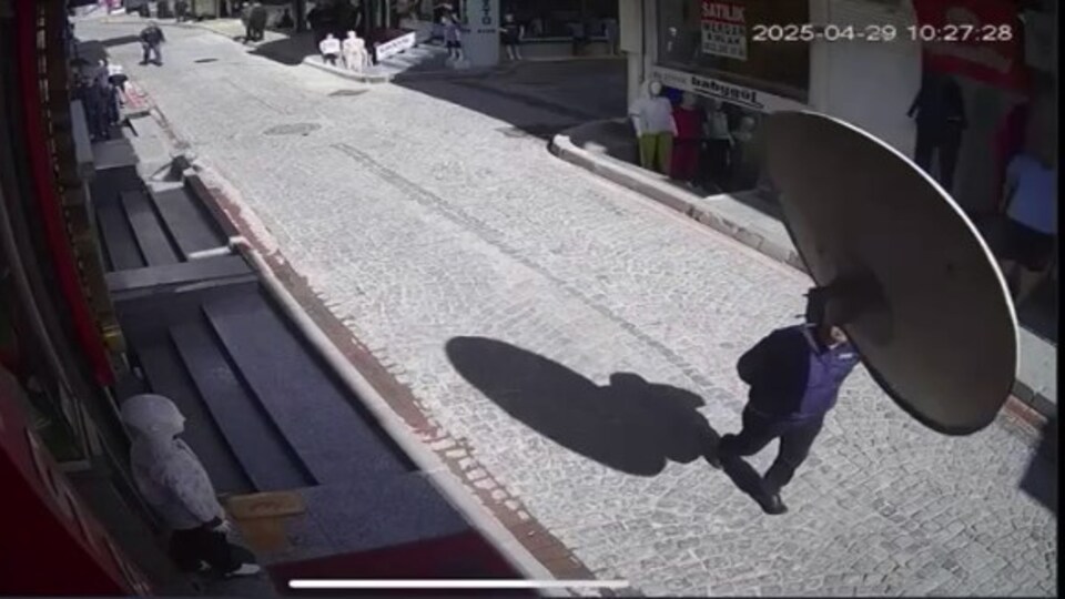 Yolda yürürken üzerine çanak anten düştü!