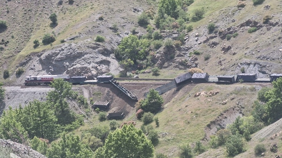 Elazığ'da korkutan kaza! Vagonlar devrildi!