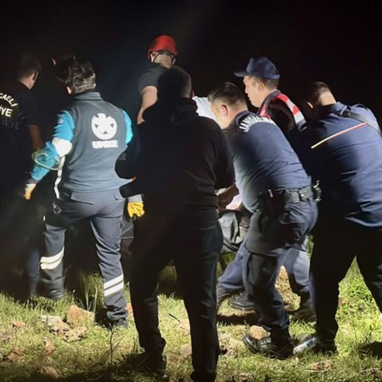 Ormanda kazdıkları kuyuda mahsur kaldılar