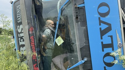 Devrilen kamyonda kurtarılmayı bekledi