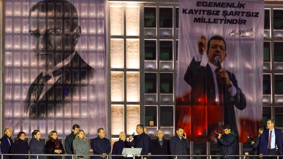 CHP'nin tutuklu belediye başkanı afişlerine soruşturma