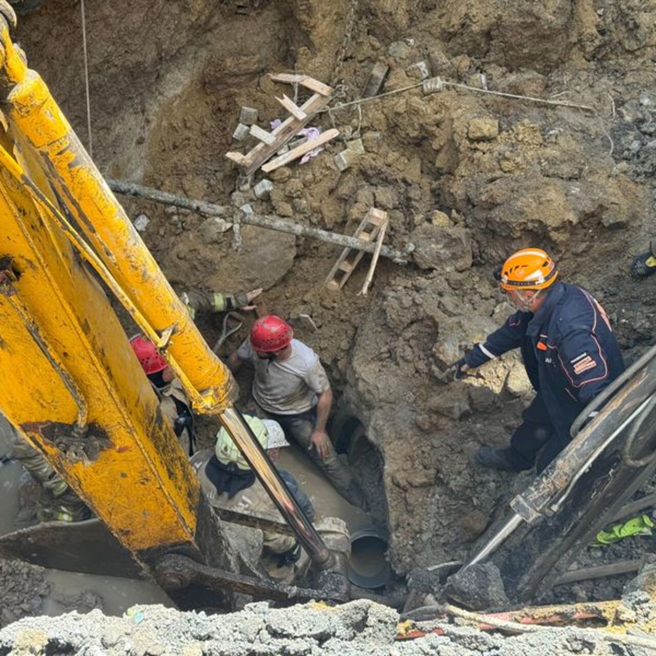 Göçük altındaki işçi kurtarıldı