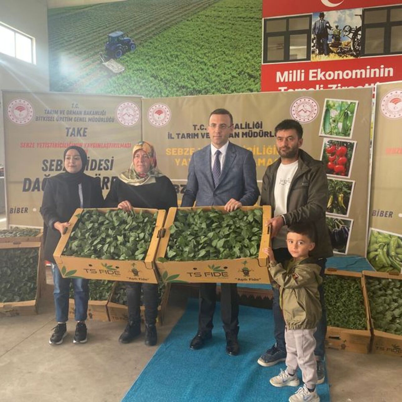 Ağrı'da 147 bin sebze fidesi dağıtıldı