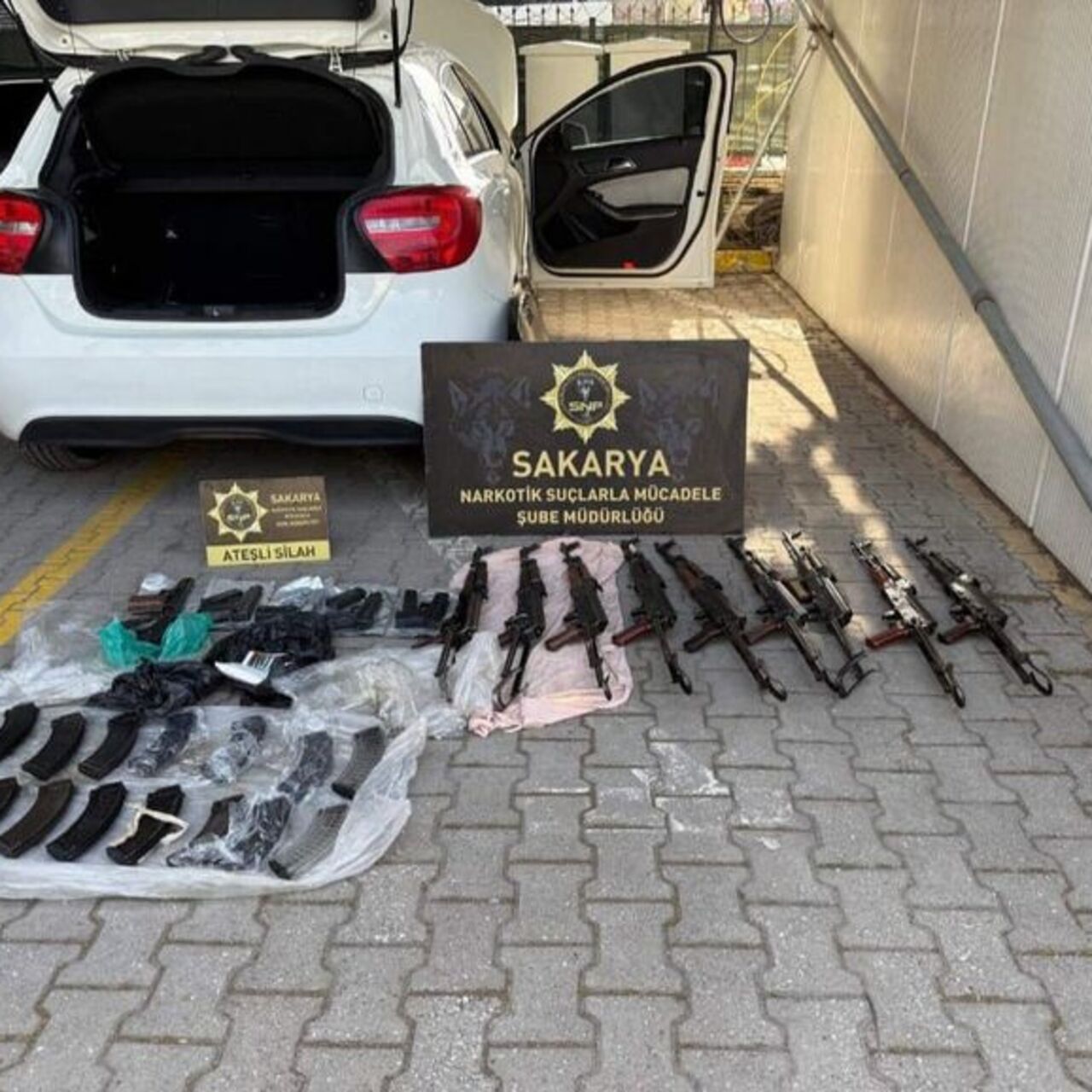 Polis memuru silah sevkiyatında yakalandı