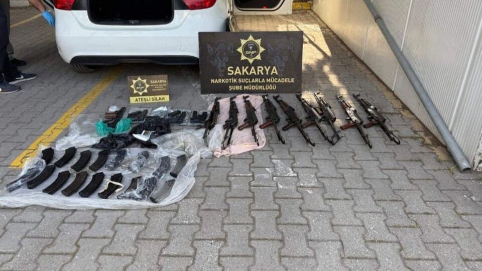 Polis memuru silah sevkiyatında yakalandı