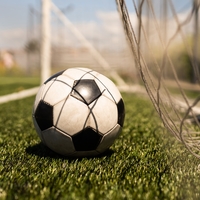 Başına futbol topu çarpan 7 yaşındaki çocuk beyin kanaması geçirdi