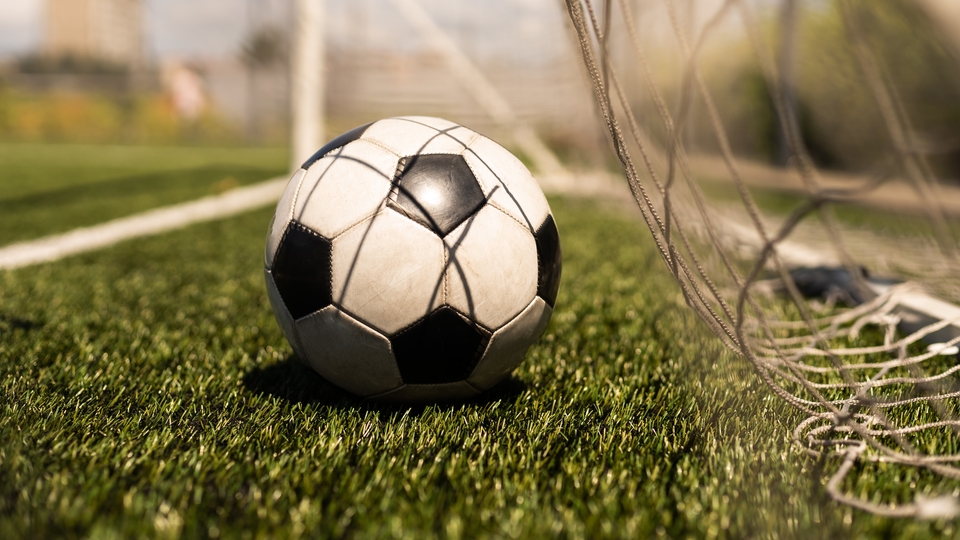 Başına futbol topu çarpan 7 yaşındaki çocuk beyin kanaması geçirdi