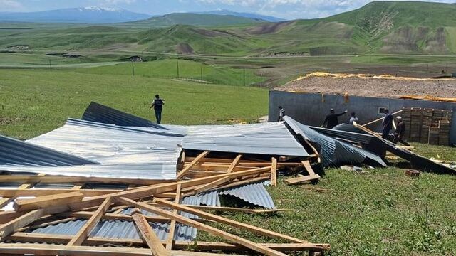 Kars'taki fırtınada evlerin çatıları uçtu