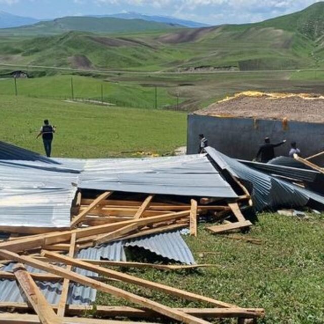 Kars'taki fırtınada evlerin çatıları uçtu