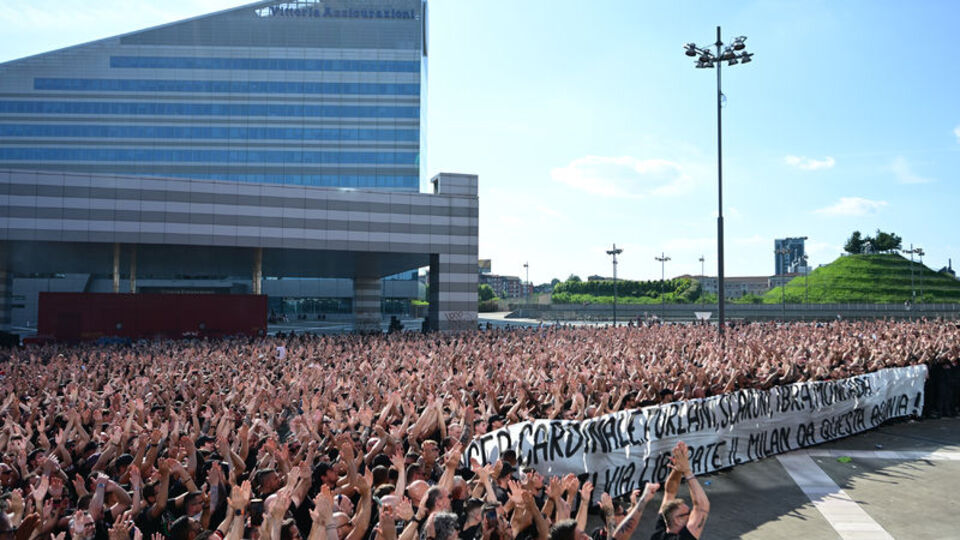 Milan taraftarları, yönetimi protesto etti!