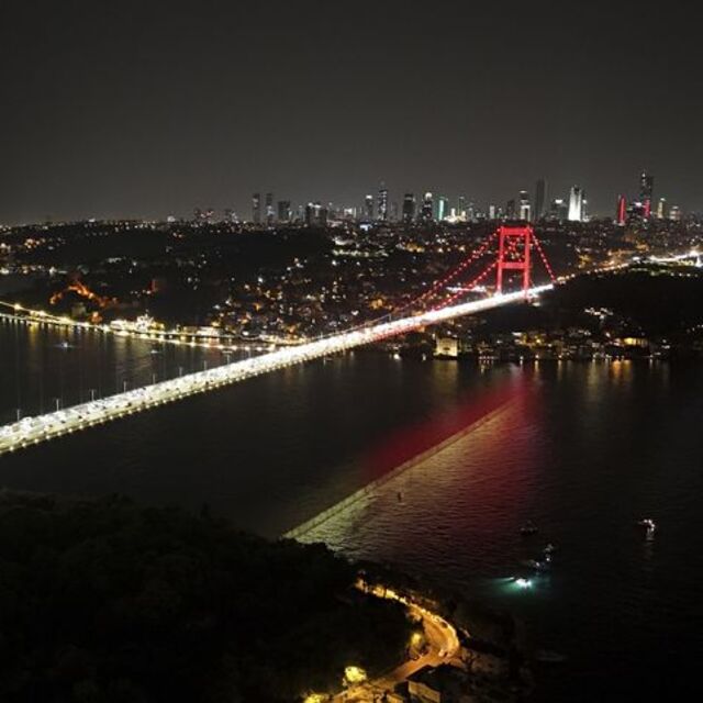 Türk Boğazlarında köprüler "sarı-kırmızı"
