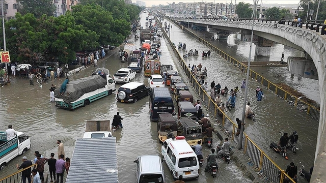 Pakistan'da şiddetli yağış ve fırtına: 13 ölü