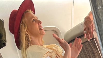 Uçakta sigara içerken yakalandı