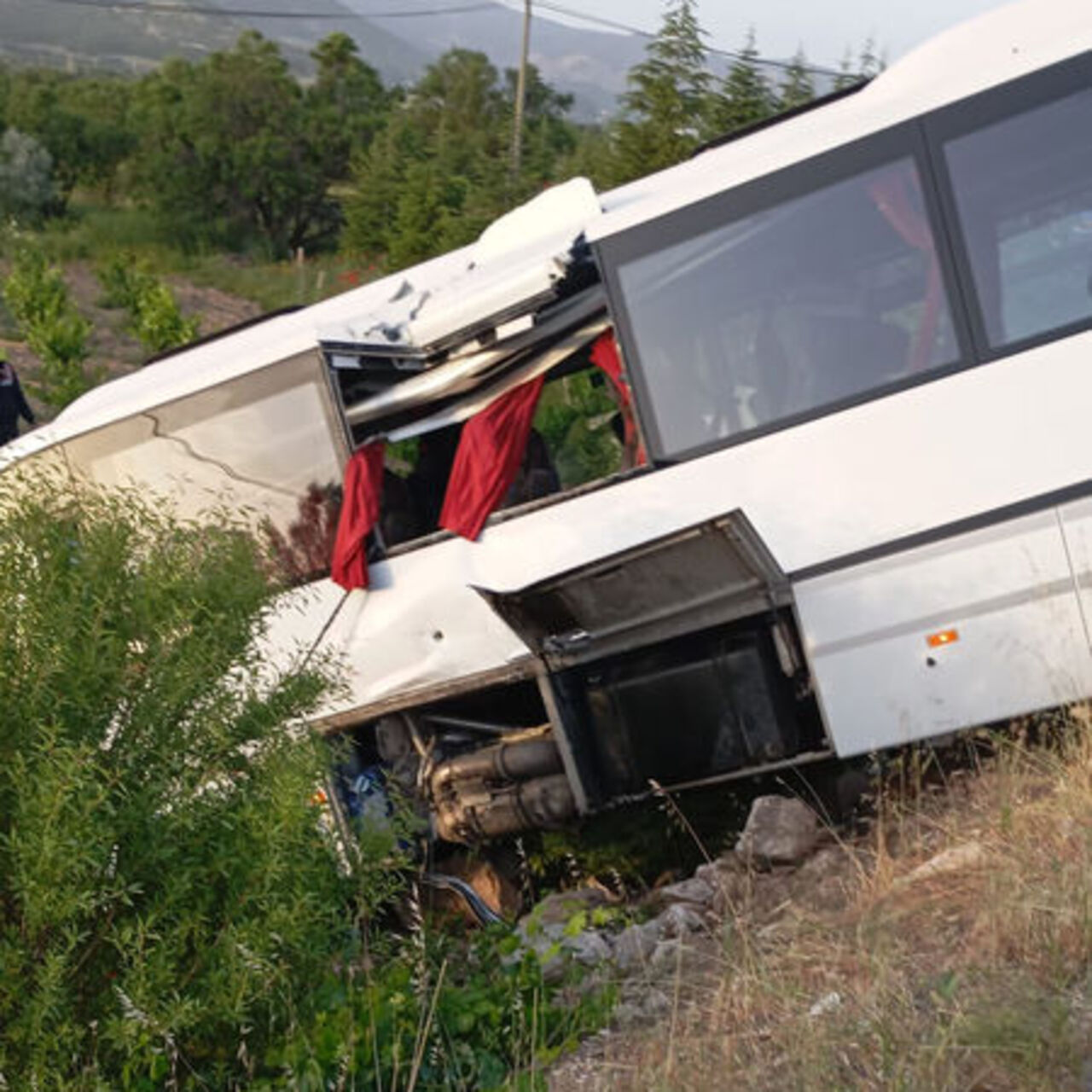 Isparta'da iki otobüs çarpıştı!