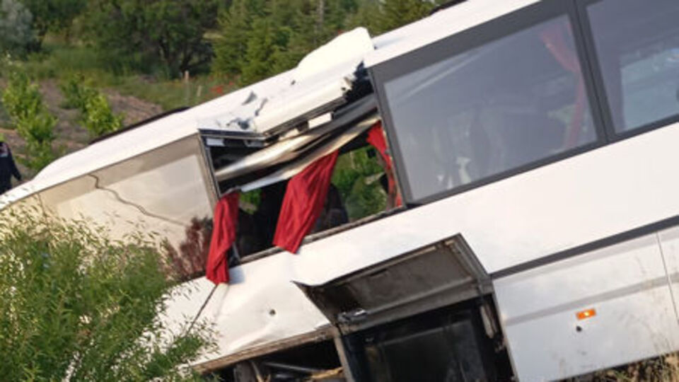 Isparta'da iki otobüs çarpıştı!