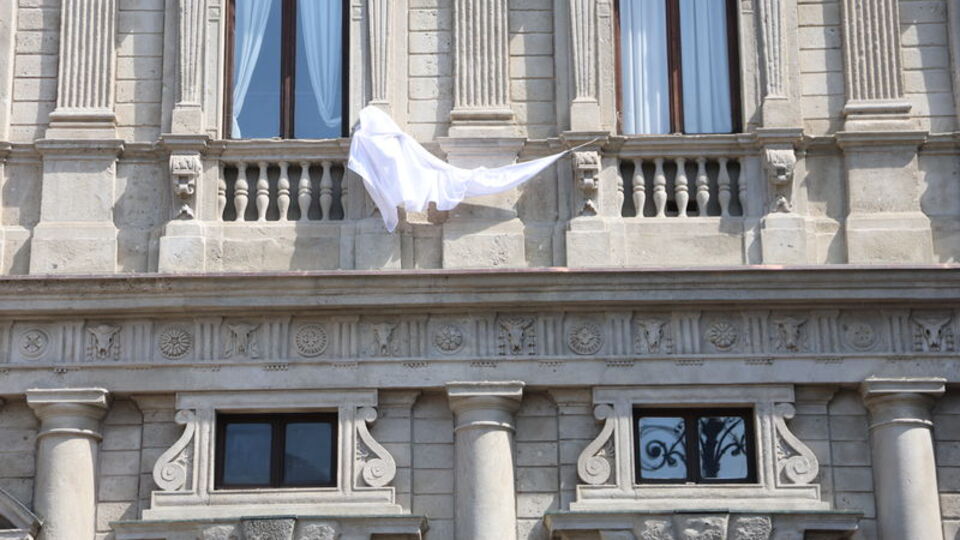 Gazzeliler için temsili kefenler asıldı