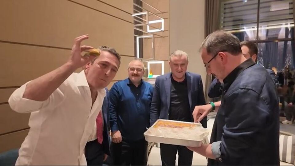 Final öncesi Ali Koç'a baklava ikramı