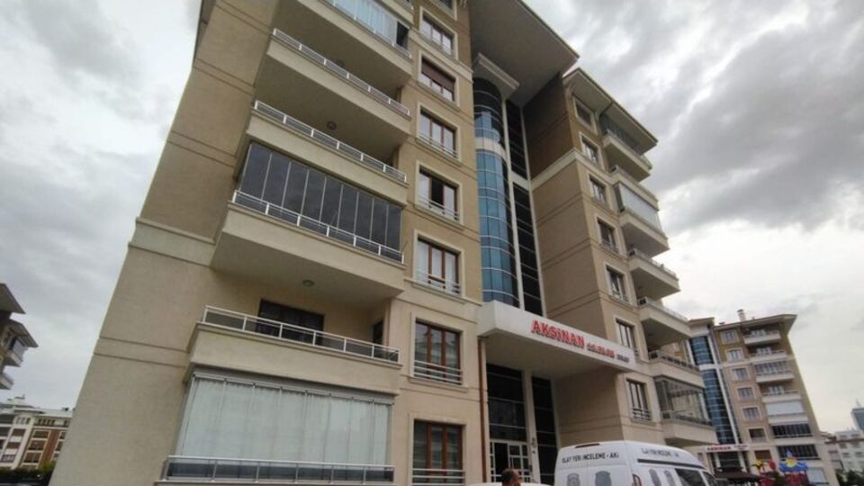 Eşini öldürüp, ihbar etti, başında bekledi