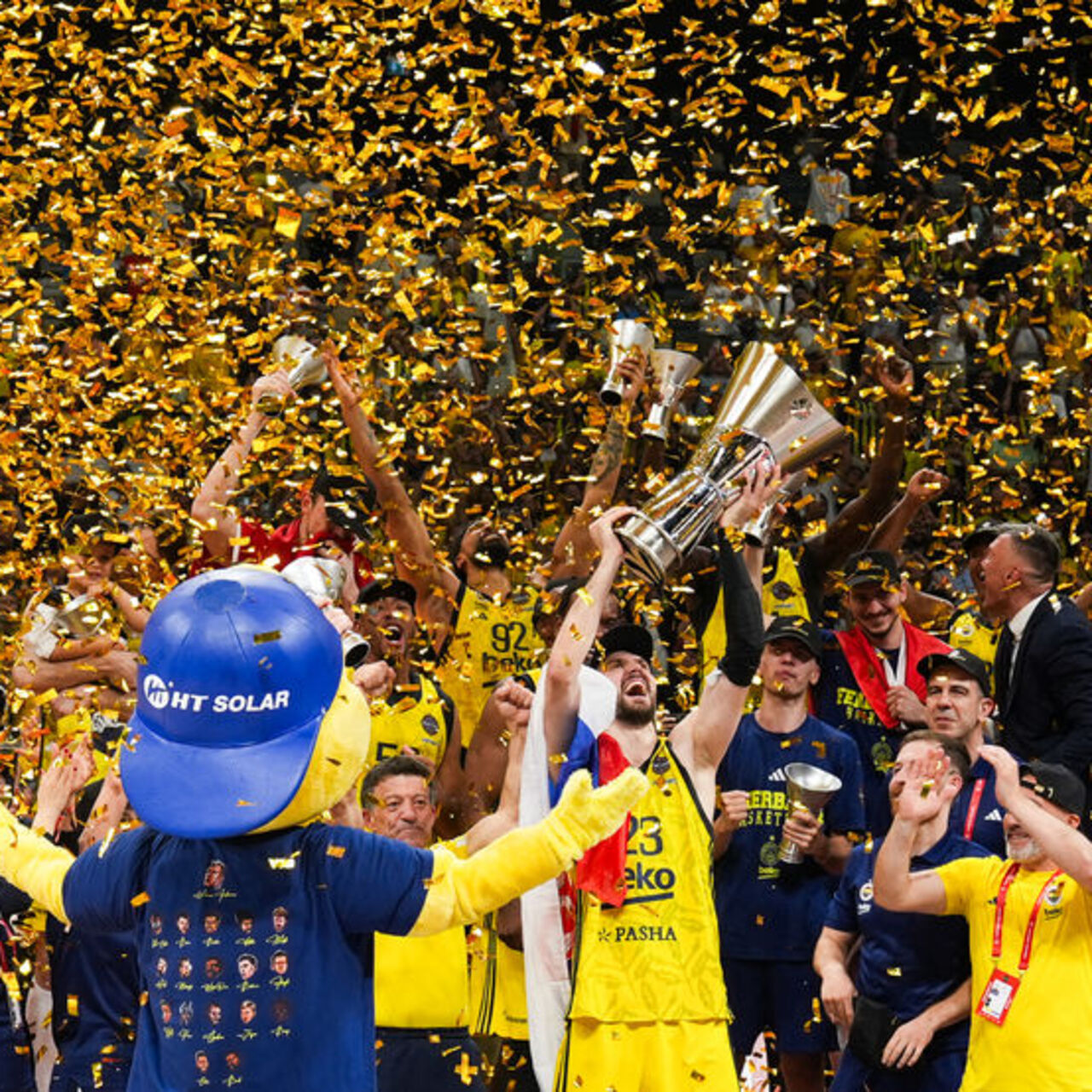 Şampiyon Fenerbahçe Beko kupasını aldı!