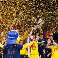 Şampiyon Fenerbahçe Beko kupasını aldı!