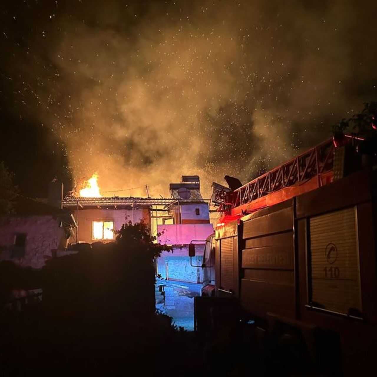 Uşak'ta yangın: 3 ev küle döndü