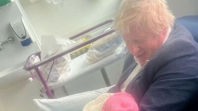 Eski İngiltere Başbakanı 9'uncu kez baba oldu