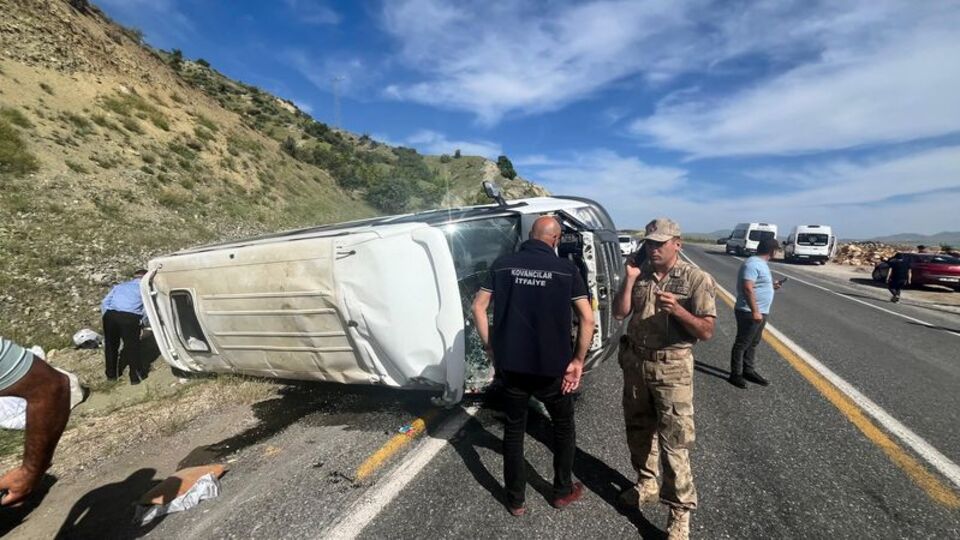 Minibüs takla attı! Ağır yaralılar var!