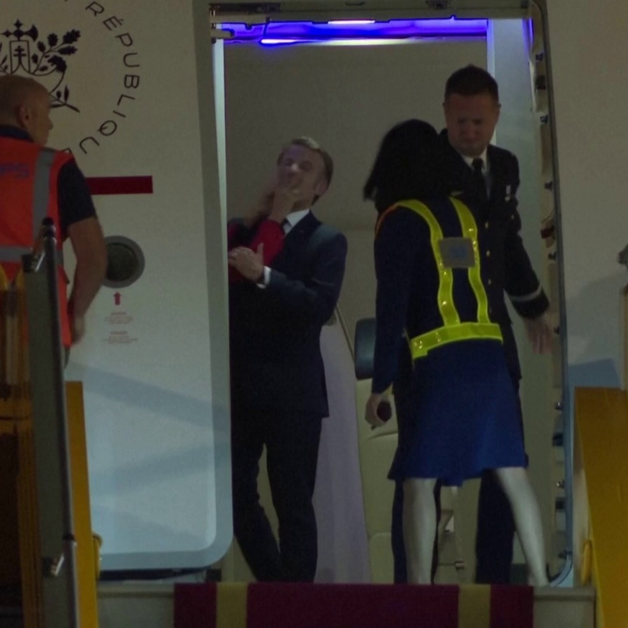 Fransız first lady'den kocası Macron'a tokat