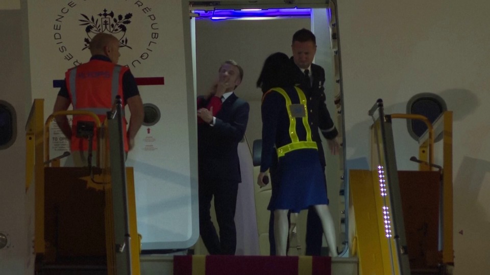 Fransız first lady'den kocası Macron'a tokat