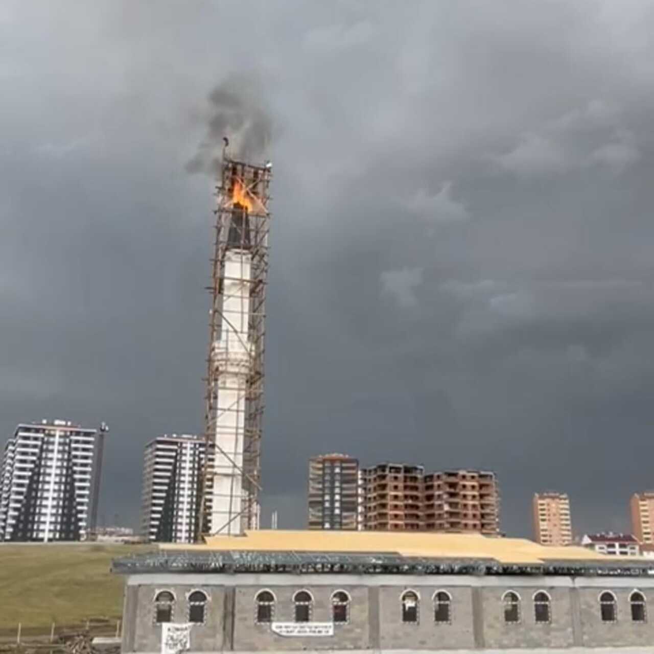 Yıldırım düşen minarede yangın çıktı!