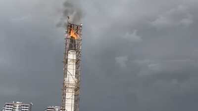 Yıldırım düşen minarede yangın çıktı!