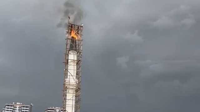 Yıldırım düşen minarede yangın çıktı!