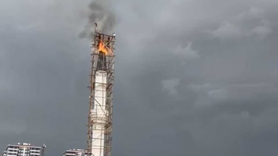 Yıldırım düşen minarede yangın çıktı!