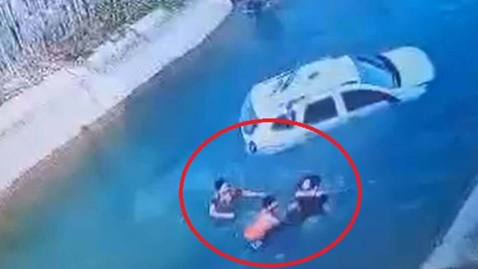 Cip sulama kanalına uçtu! 2 kişiyi çevredekiler kurtardı