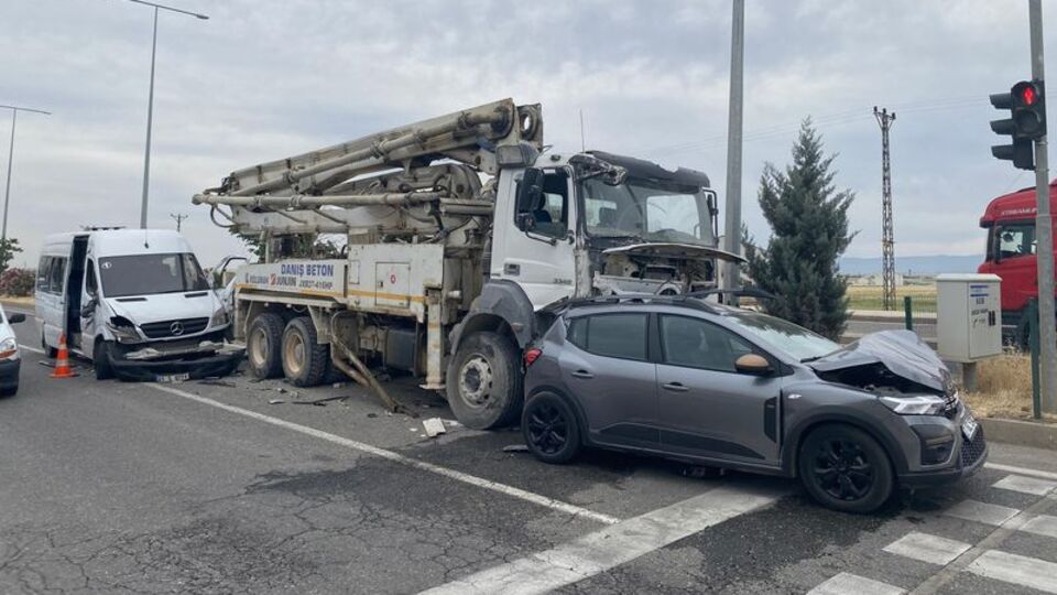 Diyarbakır'da zincirleme kaza: 11 yaralı