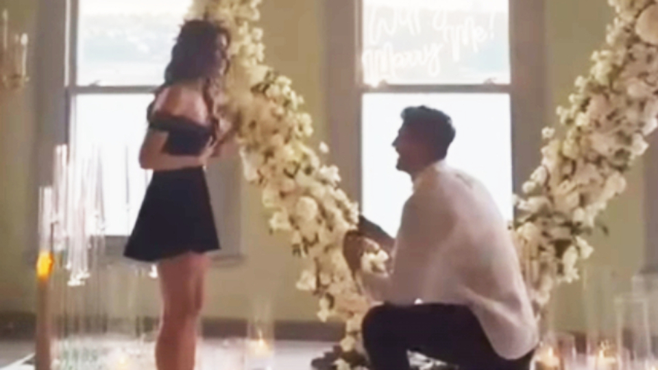 Ünlü futbolcudan romantik evlilik teklifi