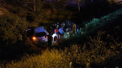 Otomobil dere yatağına düştü: 5 yaralı