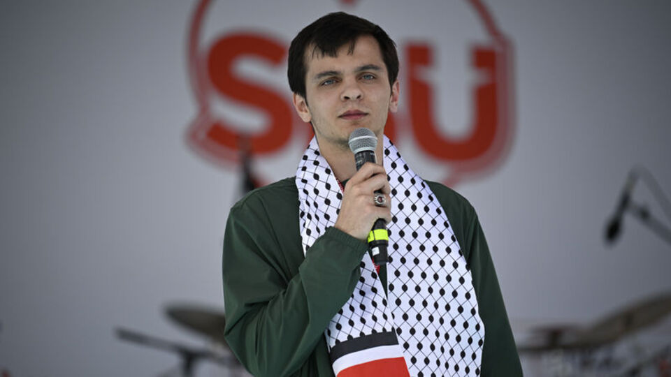 Milli sporcu Akyüz 'Filistin için' madalyasını Nil Nehri'ne attı