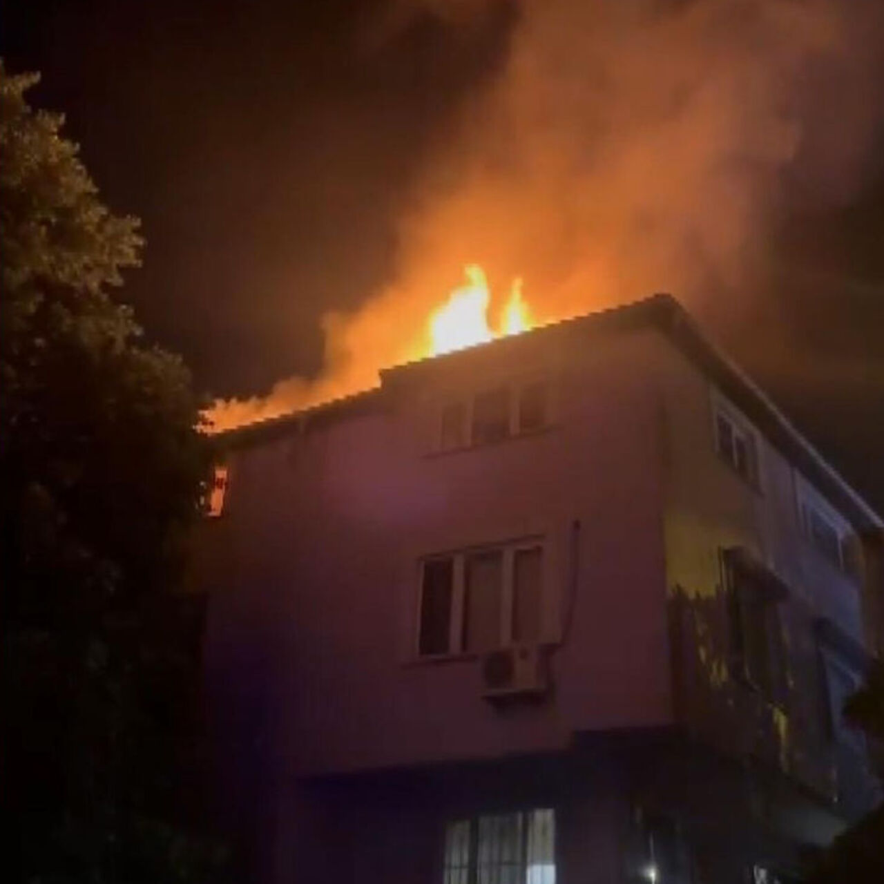 Anaokulunun çatısı alevlere teslim oldu