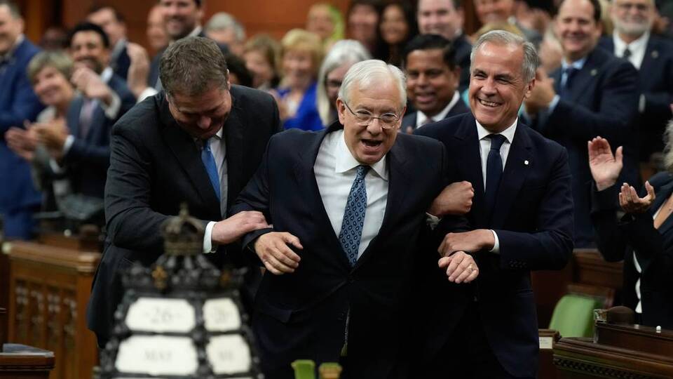 Avam Kamarası'nın yeni başkanı koltuğuna böyle götürüldü