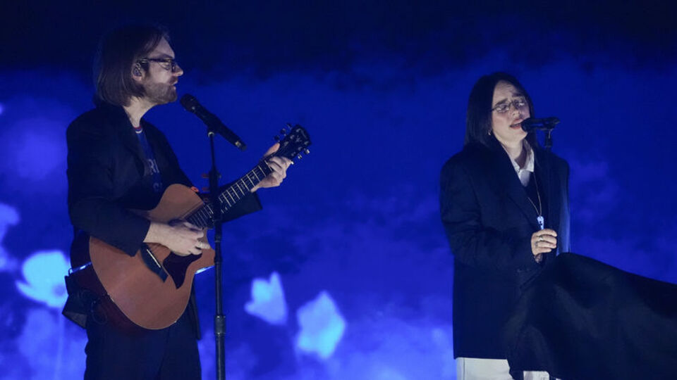 Billie Eilish Amerikan Müzik Ödülleri'ne damga vurdu