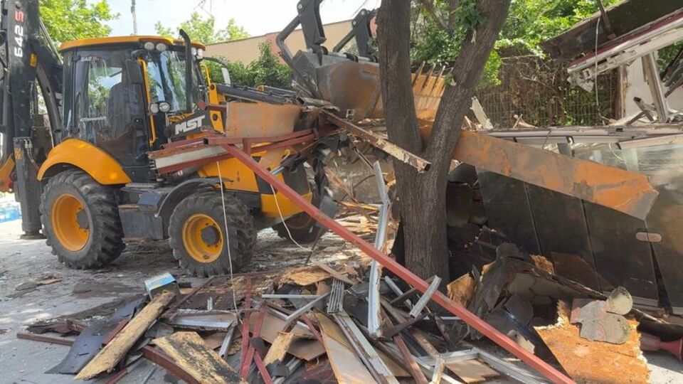 Avcılar'daki büfeler 15 yıl sonra yıkıldı