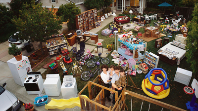 30 aile eşyalarını evlerinin önüne serdi